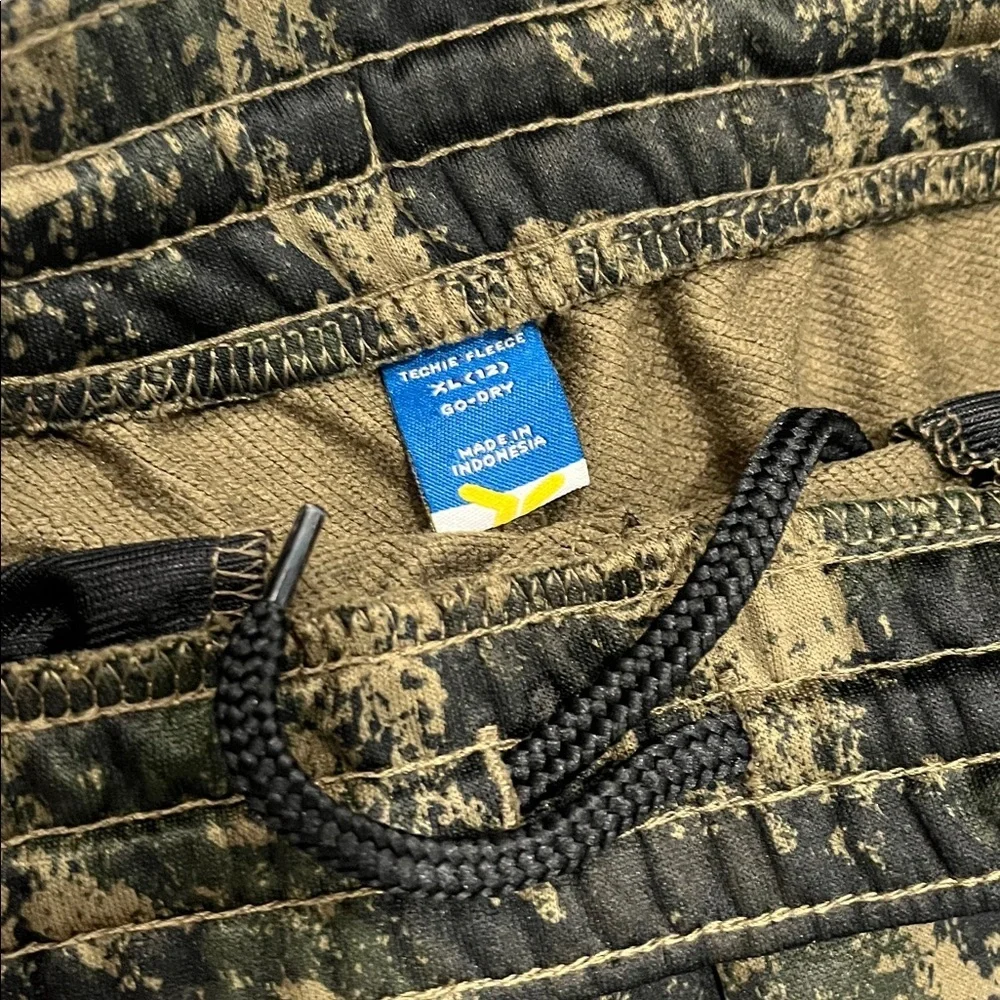 Old Navy Go-Dry Techie Fleece pants in a camouflage print XL (12) boys
